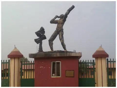 The statue of a trumpeter